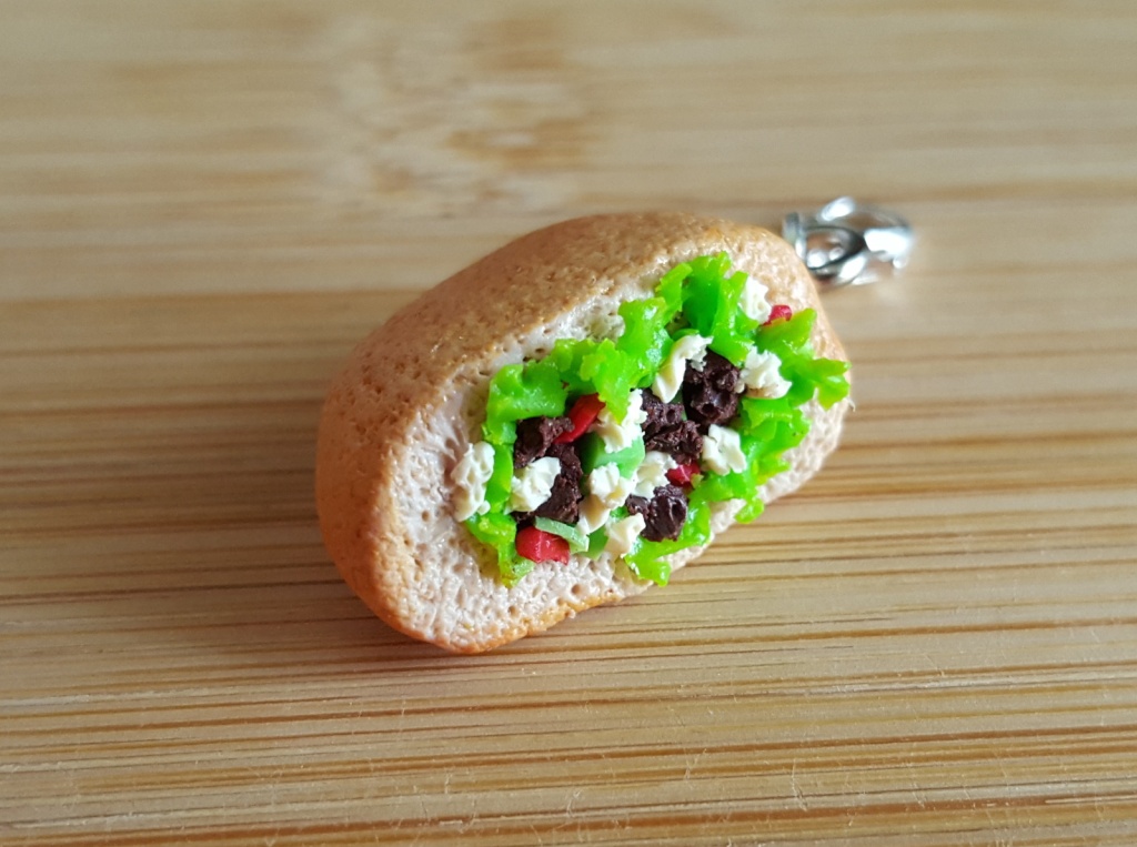 Charm en fimo en forme de kébab miniature ou sandwich grec